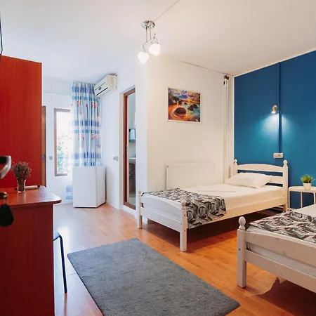 Almaville Mamaia Guest house