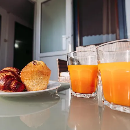 Almaville Mamaia Guest house